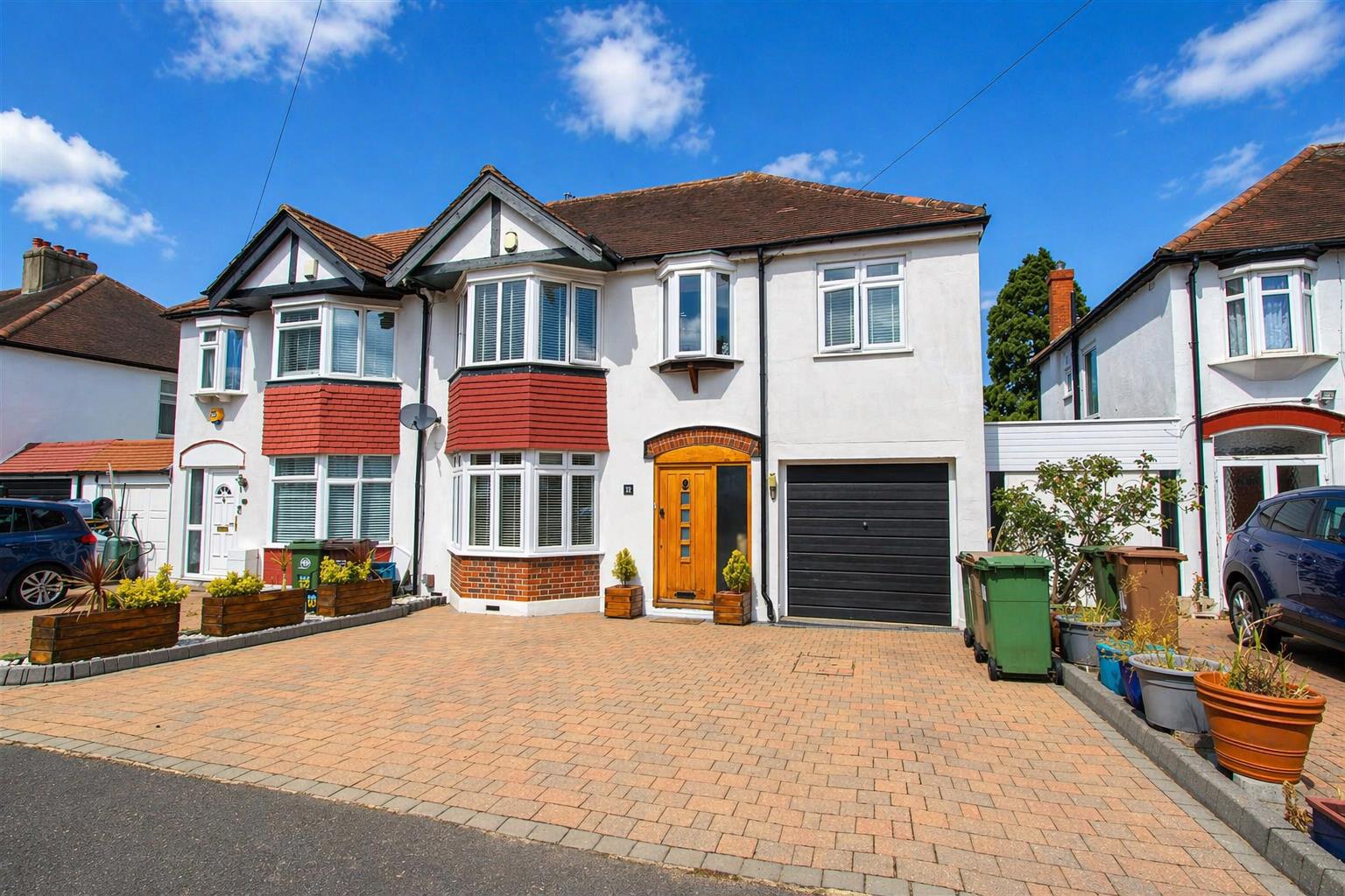 4 bed property in Tritton Avenue, Beddington